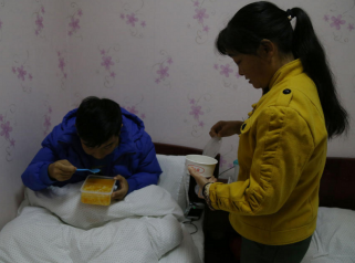 男生患尿毒症坚持学业 母亲捐肾救子