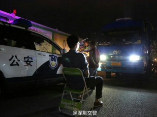 深圳整治乱开远光灯 违反者看灯一分钟