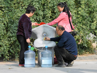 水桶水管齐上阵 济南饮水点变取水点