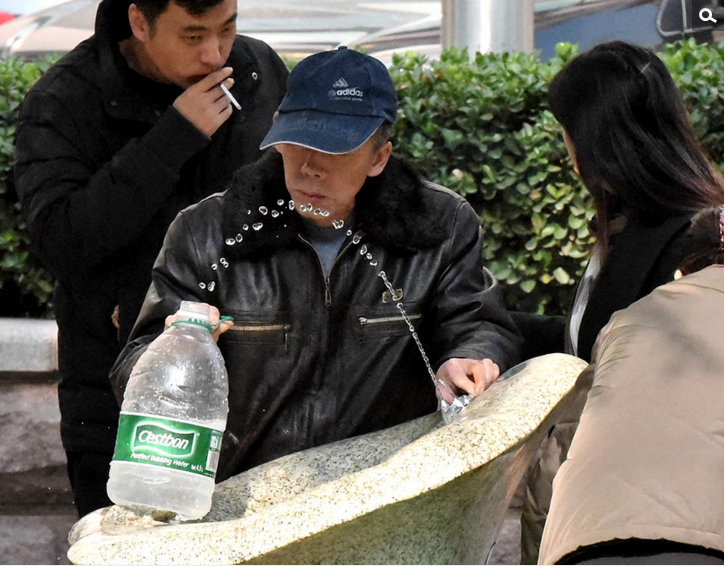 　　图为市民拿着塑料桶在饮水点取水。