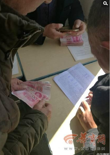　　11月2日上午9时20分左右，在绥德中学校园内记者看到，聚在一起的高三学生家长们纷纷讨论着收费的事，不少家长表达了自己的不满。“收这500元的理由是啥？不说是补课费，也不给开收据。”“有老师明说这是给老师的‘辛苦费’。”一位家长对记者说：“早上我们到学校后，还集体开了一个大会，会上一位校领导表示‘老师们辛苦了三年，而且学校还有亏空，大家应该意思意思。’”