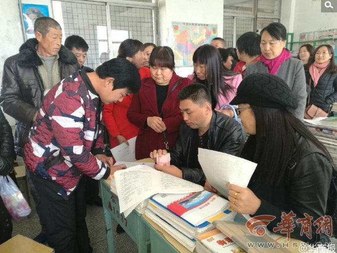 　　上周末，绥德中学高三年级的家长纷纷接到电话通知，学校将于11月2日在学校操场为高三学生举办“成人礼”，学校通知每人至少要交500元。在绥德中学2017届一个班的交流群内，学生们对学校收费的事议论纷纷，有人称这笔钱是给老师的“辛苦费”“高三年级一共有22个班，除过两个补习班，其他20个班共有1000多人，每个人交500元 ，总共就有50多万。”