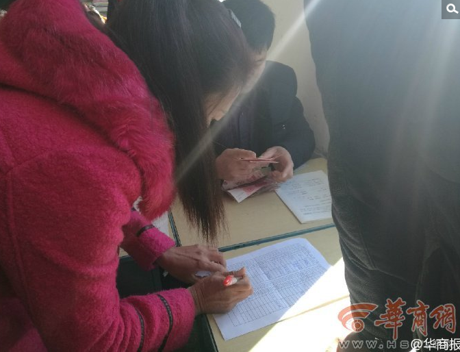 　　当天上午11时许，记者来到距教学楼百米外的校长办公室。绥德中学校长王鹏喜称，对收钱的事一无所知，并称学校现在根本不敢收费，平时双休日补课都没收过费。记者表示目睹了收钱过程，目前收钱还在进行，问及如此收费是否违规，王校长称：不懂这个。11月2日下午，绥德县教育局党总支书记霍亚利接受报记者采访时表示，学校此举明显存在问题，已开始着手调查。“老师辛苦三年，大家应该意思意思”。