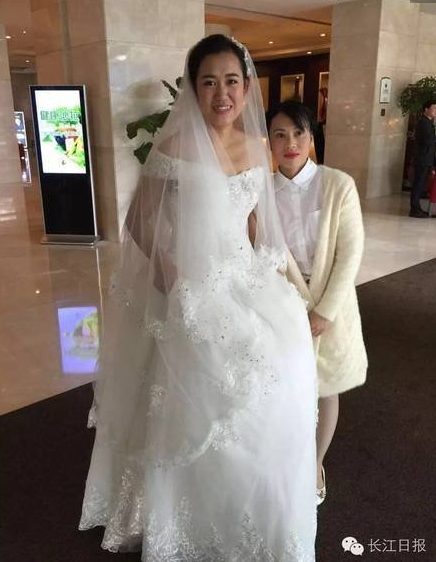 　　新郎李贵君，29岁，新娘荣畅，27岁。2015年3月，通过家人介绍，两人一见钟情，于是荣畅便辞职，到李贵君工作地黄石的一家幼儿园工作。他们在今年情人节领了结婚证，计划今年5月22日举行婚礼。就在满心期待婚礼如期举行时，意外发生了。