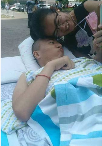 　　李贵君至今做了13次手术，每次手术时，荣畅都守候在手术室外，痴痴地等，不吃不喝，直到手术结束。每次签病危通知书，荣畅的手都在抖，心中只有一个信念，贵君不能死。多少次，贵君悄然泪下，向荣畅提出离婚，荣畅就说，你别说那没用的，你这辈子都别想离开我。