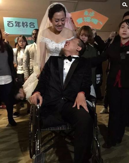 　　为了照顾李贵君，荣畅辞掉工作，在医院陪伴了他200多天，一天也没有离开过。护士石慧说，荣畅每天都会陪贵君去锻炼，她自己喜欢踢毽子，贵君就看着她踢毽子，帮她数个数，看着他俩的笑容，觉得他们的快乐就是这样简单，爱情是这样纯真。