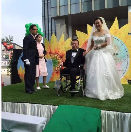 　　在众人的祝福中，婚礼圆满完成。而李贵君下午还需要继续赶回中南医院继续治疗，“还有一个手术”，荣畅说，她只想把当下过好，不问前路，“如果有机会也会创业，毕竟他有手还能动，还有我呢！”