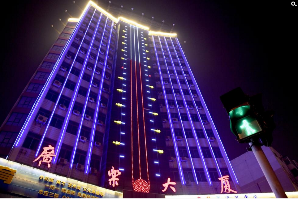 2016年11月04日，辽宁省沈阳市，沈阳街头一高楼上矗立的大型温度计吸引众多市民注意。
