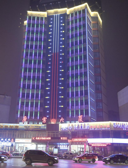 当百叶箱测得街头的实时气温时，就将数据以电能的形式传给温度感应器，随后温度感应器再将电能转化为灯管的明灭命令。户外的气温越高，电能越“高”，灯管也亮得越多。