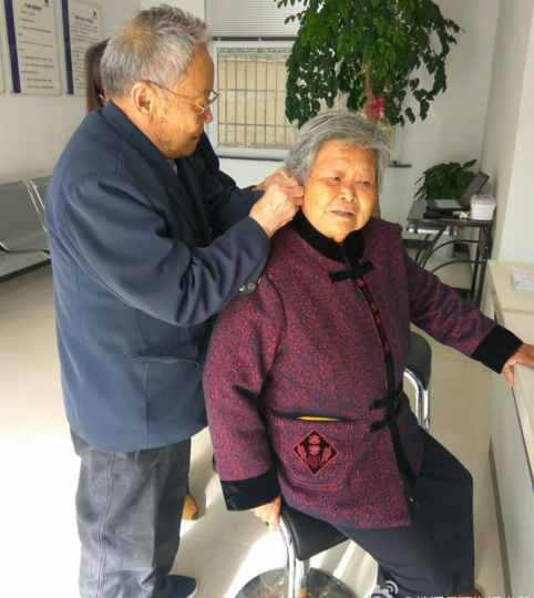 近日，安徽绩溪县八旬老人章奶奶来到绩溪县瀛洲派出所 补办二代身份证，民警告诉章奶奶耳环需要摘下，奶奶谢绝民警帮忙摘取的好意，一个电话叫来了几公里外的张爷爷！