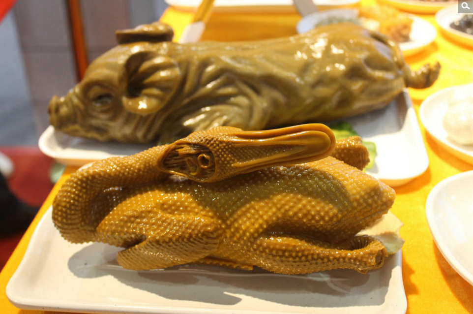 图为展示的“菜肴”。