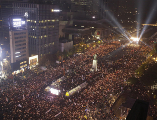 韩国数万民众广场示威 要求朴槿惠辞职