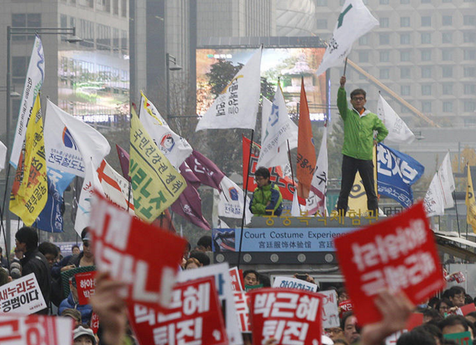 　　警方估计聚集群众人数大约有45000人，但抗议组织者宣称人数超过20万人。
