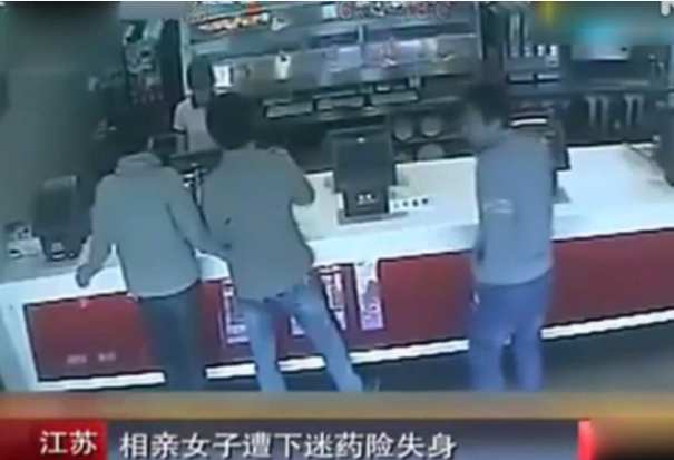 　　监控显示，这对男女进入快餐店后点餐，服务员拿出了饮品后，男子打开咖啡杯，将白色粉末倒了进去。