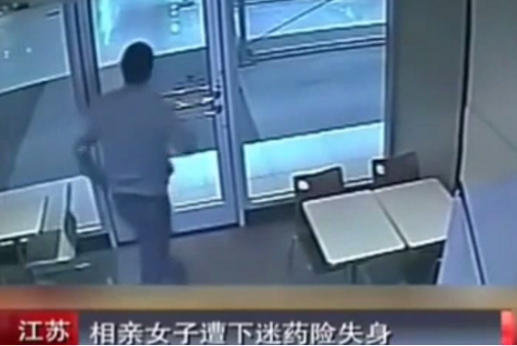 　　警方表示男子行为涉嫌强奸，已依法进行处理。