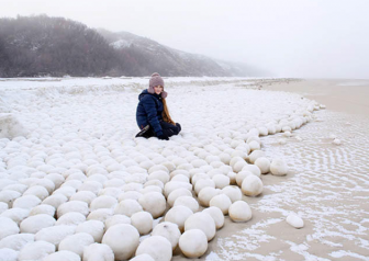 俄罗斯海岸现神秘雪球堆 规模巨大天然形成