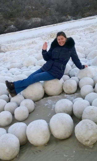 　　“这些成堆的雪球只出现在这一个地方，就好像有人故意在这里偷偷滚雪球，它们最小和网球接近，最大的可以像排球般大。”当地居民说。
