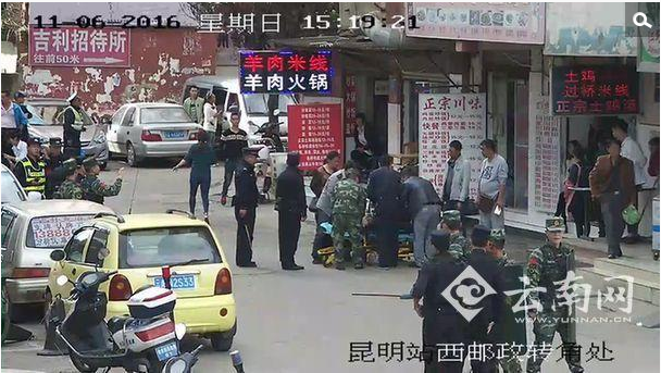 　　当天15时05分，昆明火车站铁路防疫站门口，四川籍男子杨某某，持菜刀砍伤三名群众后，慌忙向北京路方向逃窜。武警昆明市支队驻火车站分队担负安检口定点警戒哨兵舒远刚下士及时发现，迅速发出警报信号。