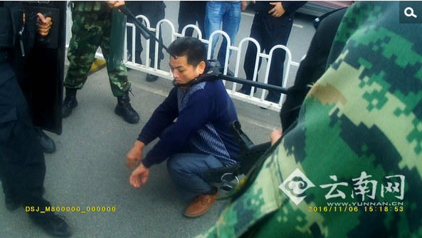 　　“各巡逻小组请注意，现有一名身穿蓝色衣服40岁左右男子砍伤群众后，往北京路方向逃窜，请迅速前往处置”，对讲机里传出赵泽锋队长的紧急命令。11月6日，昆明一男子持刀砍人逃窜，被昆明武警“撂倒”在80米处。