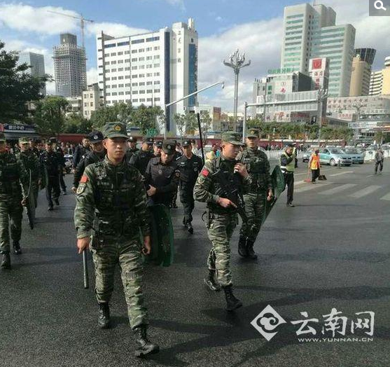 　　各巡逻小组火速展开行动，采取围追堵截的战术手段，将犯罪嫌疑人制伏于安检口前侧80米处。随后，将犯罪嫌疑人移交给赶到现场的北京路派出所民警。