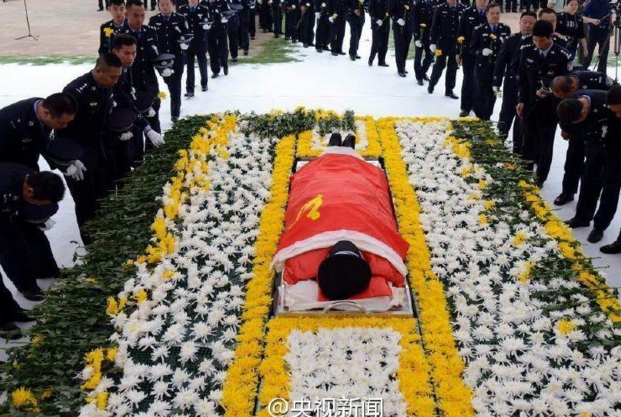 　　2016年11月7日，李敬忠遗体告别式在云南西双版纳州景洪市泼水广场举行，数万群众自发到场为他送行。4日，景洪市公安局禁毒大队在该市破获特大贩毒案，32岁的副大队长李敬忠在抓捕嫌犯时不幸中枪，英勇牺牲。目前嫌犯已全部归案。