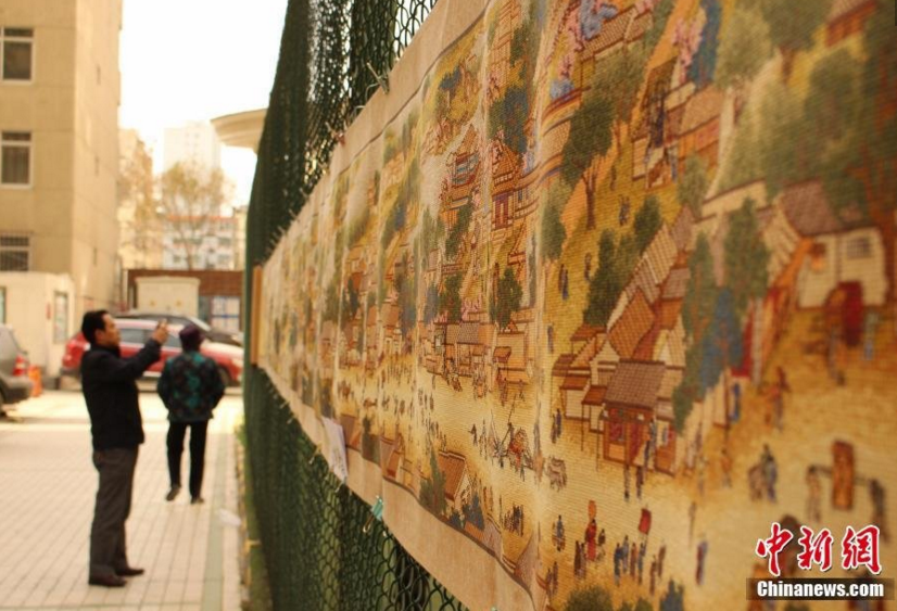 　　西宁市民康雅琴花五年时间制作的十字绣绣品《清明上河图》，在她所在的昆仑路东社区工作人员的组织下在小区内展览，精美绝伦的绣品让小区邻居连连称赞。