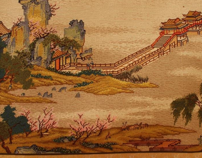 　　作品长约21米，有87种颜色、采用满绣绣法（满绣是所有的格子都要绣完，没有空白的地方）。