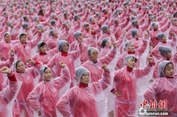 5万中国大妈齐跳广场舞 挑战吉尼斯纪录