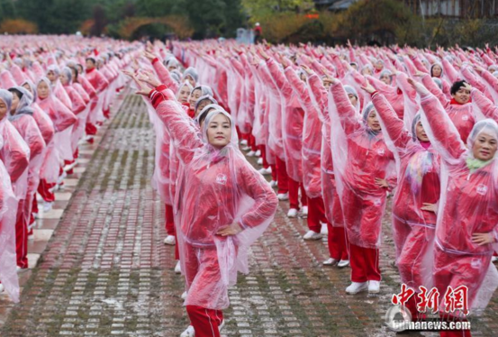 　　武汉大妈们冒雨同跳广场舞。