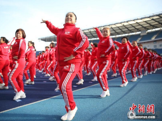 　　在北京分会场，参与者齐跳广场舞。