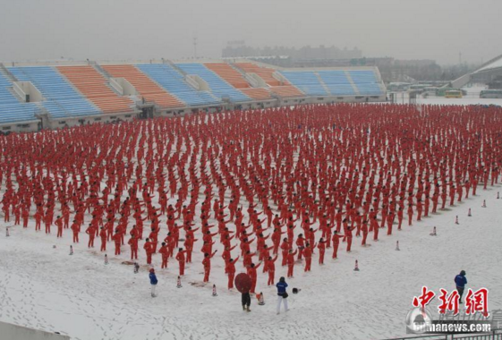 　　在沈阳，近四千名大妈在沈阳农业大学体育场跳广场舞。
