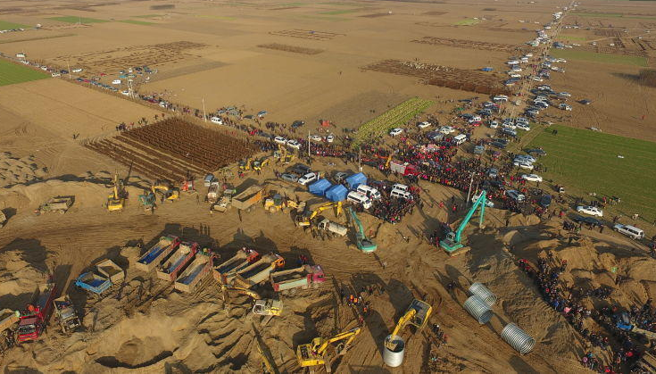 　　事件发生后，蠡县公安局、公安消防大队，保定等地蓝天救援队、120急救和村民自发组织的救援队、蠡县各乡镇及周边的社会救援力量全面参与到救援中。救援现场已投入挖掘机、推土机、翻斗车近60余辆。截至今天下午2点，距赵梓聪跌落枯井已过去51个小时。