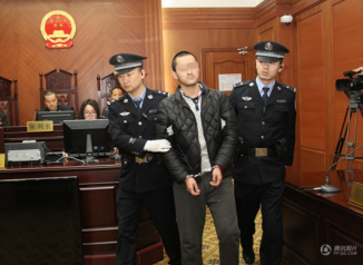 男子故意驱车撞人致死 宣判死刑后双腿吓软