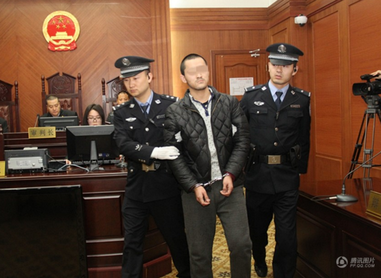 　　2016年11月08日，陕西省西安市，上午，一起刑事案件在西安市中级人民法院进行宣判，本案的被告人霍民因犯危险方法危害公共安全罪被判处死刑。 西安一男子故意驱车撞人致死，宣判死刑时双腿吓软。
