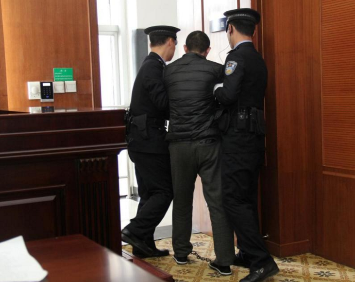 　　法院认为，霍民不顾不特定多数人的安危，驾车冲撞人群，致一人死亡，一人轻伤，多人受伤，其行为已构成以危险方法危害公共安全罪。西安市人民检察院指控被告人霍民的犯罪事实清楚，罪名及适用法律正确，应予支持。