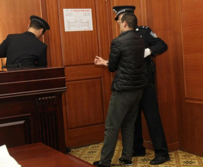 　　对霍民的辩护人所提公诉机关指控霍民犯以危险方法危害公共安全罪的罪名不当，霍民的行为应当构成交通肇事罪之辩护理由，经查，交通肇事罪属过失犯罪。