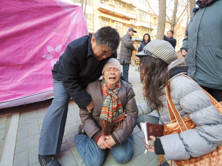 　　【儿子偷卖房 老夫妇住帐篷】2010年2月2日，在北京宣武区虎坊桥路16号楼外，一对年老的夫妇住在临时用大立柜和纸箱子搭建的帐篷里已经快一个月了，他们原来的房子在16号楼，但由于儿子赌博欠下赌债，擅自偷走家里的房本将房子卖掉，因此只能临时住在这个街坊四邻帮忙搭建的帐篷里，儿子已不知去向。