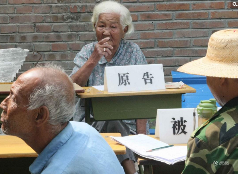 　　【八旬老太诉儿子增加赡养费】2010年8月10日上午，84岁老太起诉儿子增加赡养费，该案在北京房山区河北镇河北村村委会院子里开庭。“我就是要求儿子给我钱，让我有钱吃药”，王老太说。庭审中，三个儿子谁也不看母亲，为了赡养费，他们不仅当庭对骂，甚至还两次动起手来，王老太坐在原告席上很无奈。