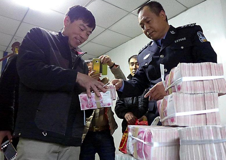　　沈阳市公安局铁西分局启工派出所民警成功帮助辖区一建筑工地的144名农民工要回拖欠工款220万元，并现场发到每个农民工手中。