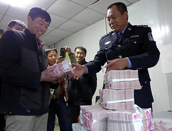 　　随着天气渐冷降雪来临，沈阳大部分工地工程进入停工结算期，10月中旬过后，沈阳市公安局铁西分局对辖区内在建企业工地进行走访，及时掌握存在劳资纠纷的各类问题并协助解决，这是今年沈阳公安为农民工讨回的第一笔拖欠款。