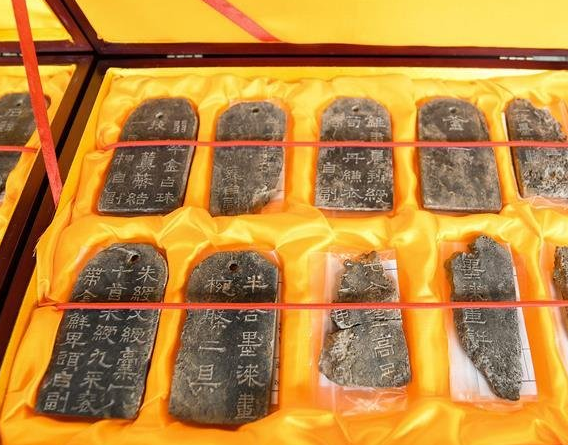 　　洛阳市西朱村大型墓葬中出土的遣策（随葬品的清单）（11月8日摄）。