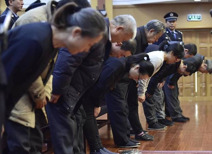 　　图为11月9日，天津中滨海盛卫生安全评价监测有限公司11名直接责任人员在法庭上鞠躬谢罪。