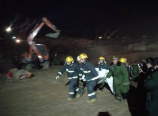 107小时坠井男童确认死亡 孩子爷爷叩头跪谢