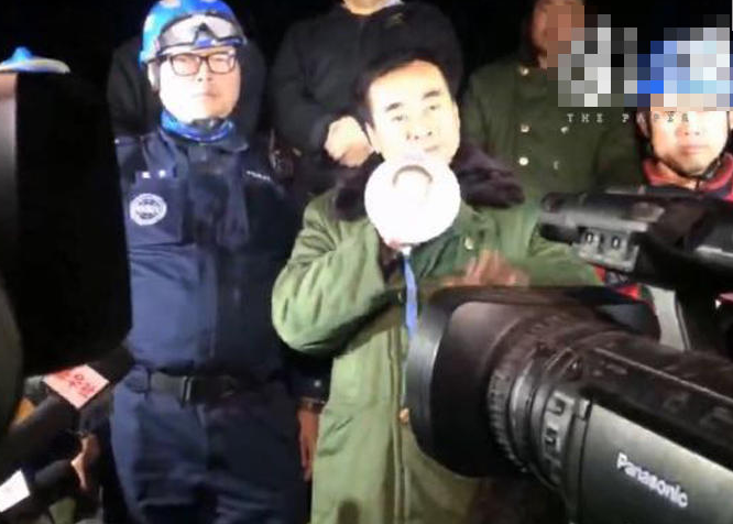 　　在营救男童的107小时内，参与救援的挖掘机、铲车、运土车、推土机等大型机械车辆达165辆，挖掘土方近30万方，共接收社会捐款17余万元，鸡蛋2200斤、方便面2100箱, 水、奶、面包、饮料及其他食品9920件，企业捐赠柴油28吨，护壁管8个、棉大衣600件、棉鞋300双。