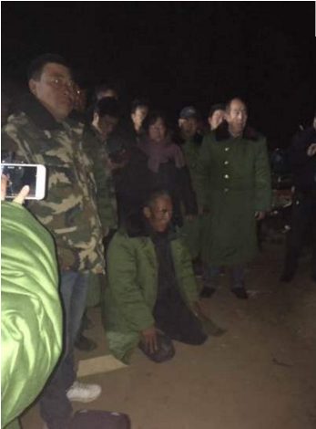 　　救援结束后，孩子爷爷跪在路口，每次有撤场车辆经过，孩子爷爷都叩头。
