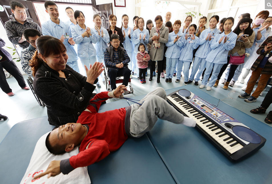 11月11日，陕西省西安市，一场特殊的音乐会在医院的病房里上演。当美妙的音乐通过电子琴弹奏出来时，人们很难想象这是一位脑瘫患儿用脚完成的。
