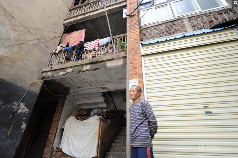 湘潭市岚霞路一幢待拆迁的废弃楼内，74岁的赵爹爹夫妇住在二楼，这里没有门窗，没有水电，他们靠捡废品为生，两人一天收入约7元。11月3日，一名男子自称“市领导”，以帮忙“办低保、申请廉租房”为由，骗去赵爹爹6000元积蓄。湘潭市公安局岳塘分局东坪派出所接警后，民警一边询问骗子的体貌特征，一边为老人筹措善款，两个多小时共筹得款项5430元。6日，记者从该派出所了解到，他们还将与辖区社区、街道等有关部门联系，解决两个老人的实际困难。