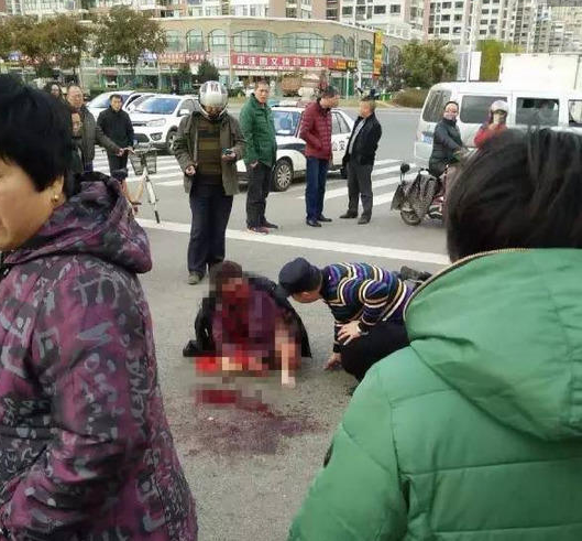 现场目击者报警后，警察和医生到场医治老人，警察脱衣服给老人穿，并将打人者抓获。
