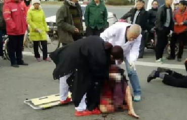 网曝男子暴打母亲 下身半裸血流满地