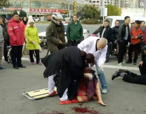 11月11日下午，烟台市莱山区双河东路上海滩花园与德尚世家交界十字路口发生一起儿子打母亲事件。受伤母亲瘫坐地上满脸是血，下身半裸。